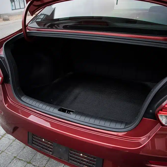 Open boot of the Kia Pegas