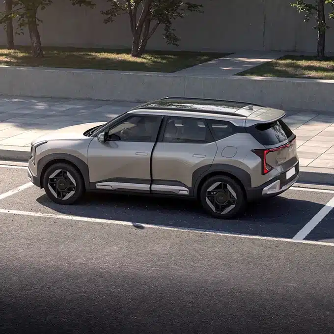Kia Seltos positioned in a marked parking bay