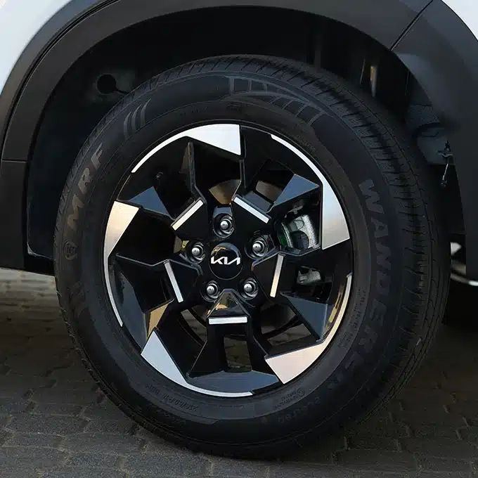 Kia Sonet diamond-cut 16-inch alloy wheel detail