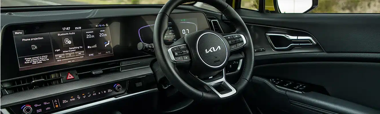 Driver display, steering wheel and infotainment inside the Kia Sportage
